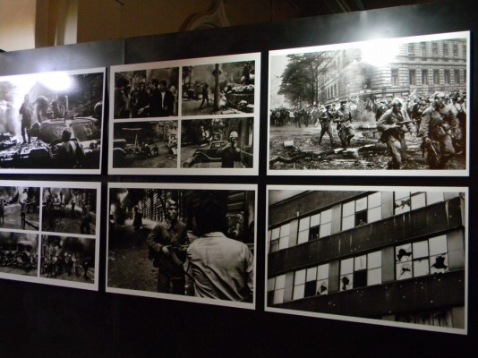 Expozitia „Invazie 68 Praga“: amintiri in alb-negru dintr-un august sangeros