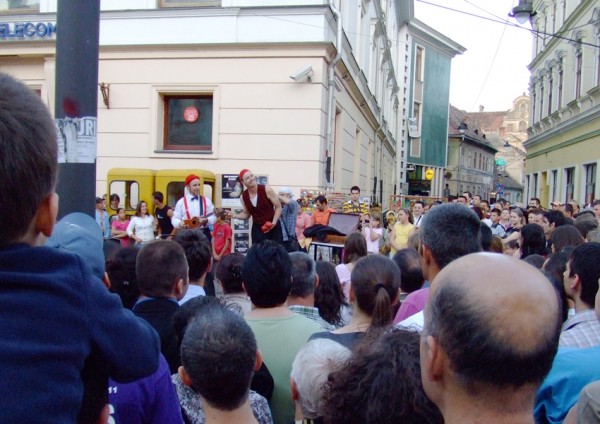 Festivalul International de Teatru de la Sibiu. Dati un festival la fiecare. Ajunge pentru toata lumea!