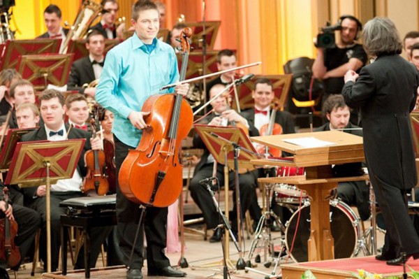 Un tinar violoncelist reprezinta Romania la Eurovision Young Musicians