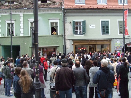 Festivalul International de Teatru de la Sibiu: De risul din strada si norii ar trebui sa asculte