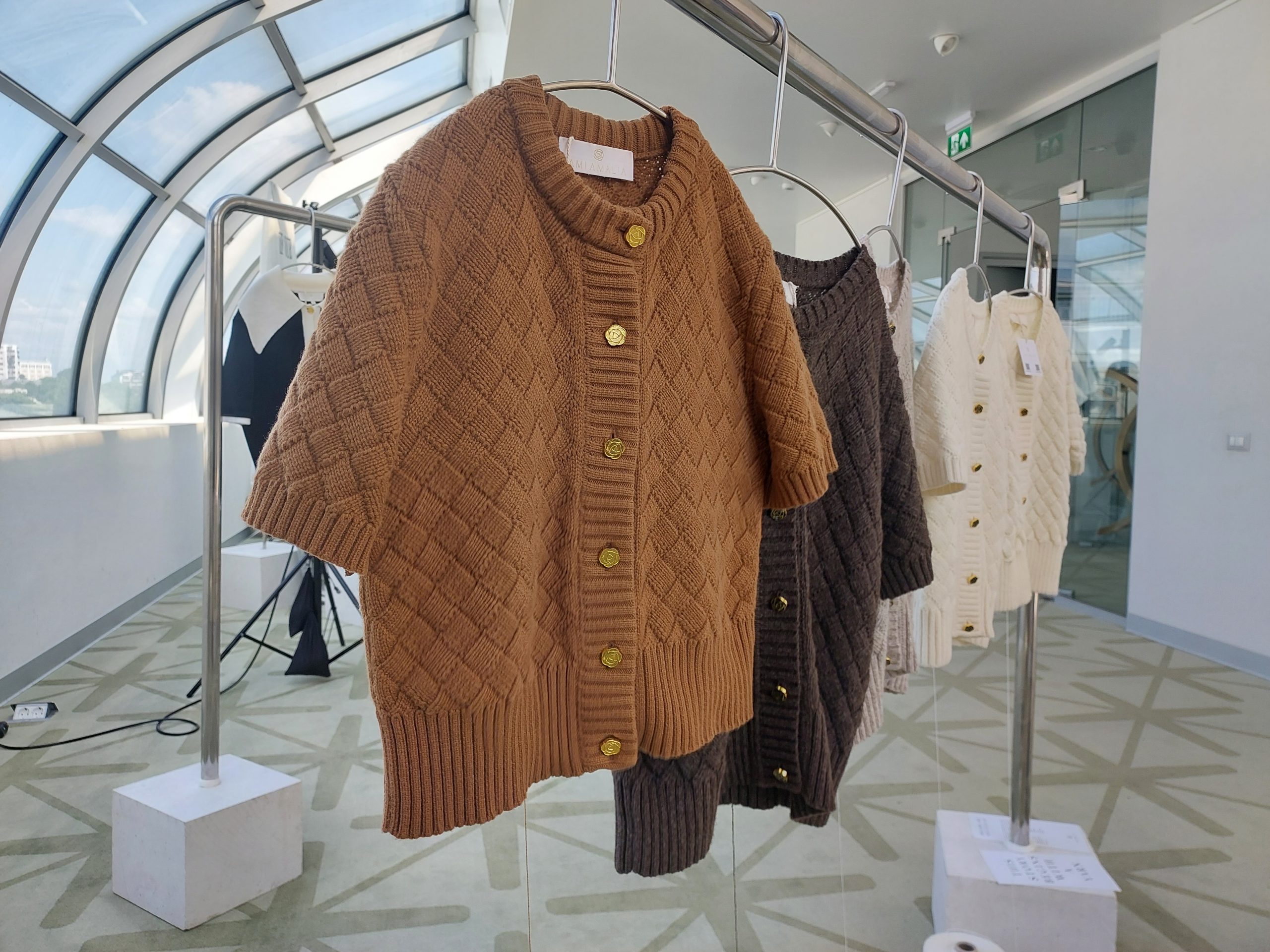 Povestea jachetei confecționată din cel mai scump fir textil din lume, expusă la Romanian Creative Week. Valoarea hainei este de 8.000 de euro