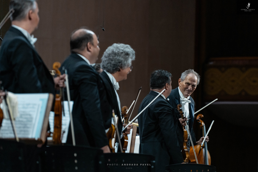 Despre cărări neumblate. Interviu cu dirijorul Cristian Mandeal – „Enescu rămâne un compozitor absolut unic”