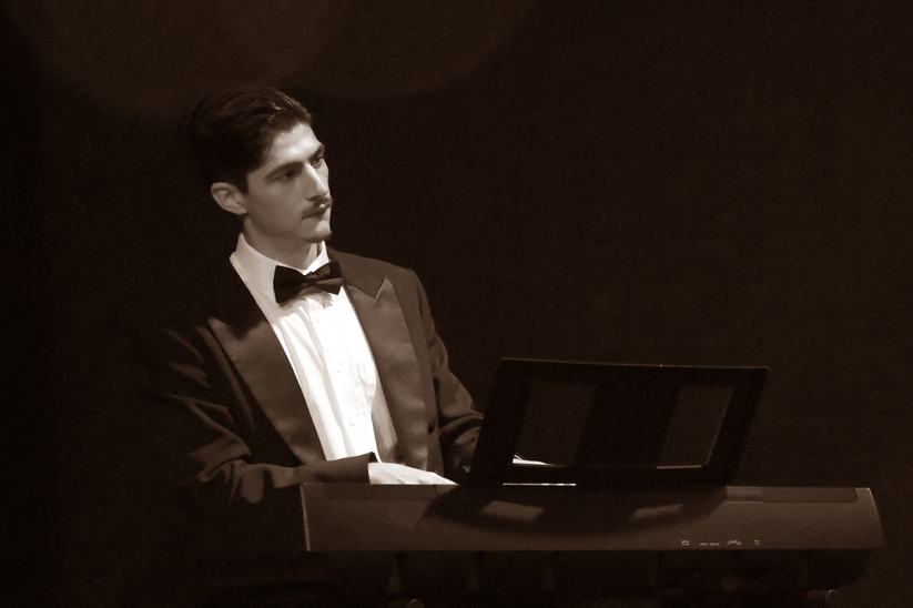 „Novecento” de Alessandro Baricco – povestea pianistului de pe ocean – la Teatrul Național Iași